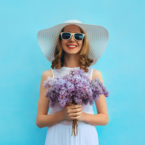Chica disfrutando de las ofertas de primavera