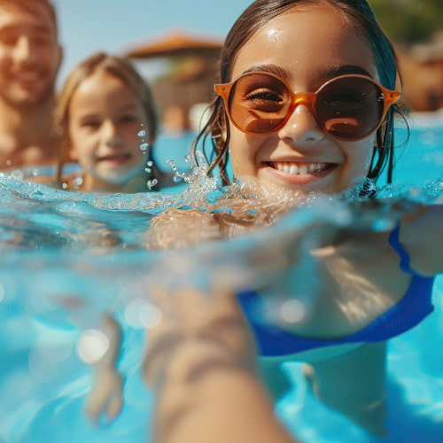 Die Familie genießt den Pool